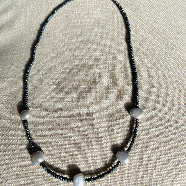 Schwarze Spinellkette mit  Barockperlen