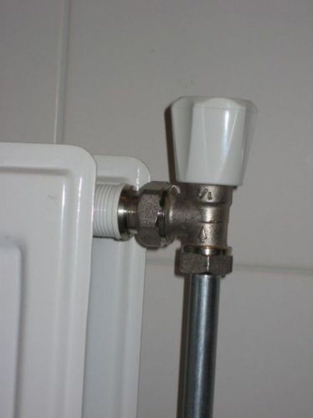 Radiator kraan vervangen (Vast tarief)
