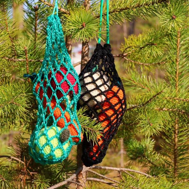 Heinäverkko herkuilla, Crocheted hay net with treats
