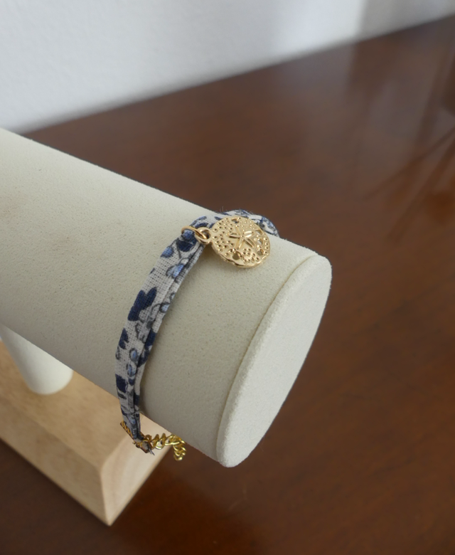 Bracelet fleuri bleu