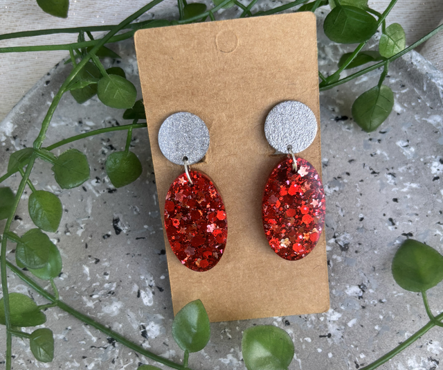 Boucles d’oreilles résine rouge paillettes et argentées 