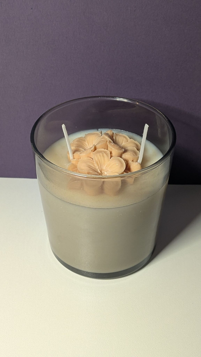 Bougie en verre noir – Fleur de Frangipanier parfum café