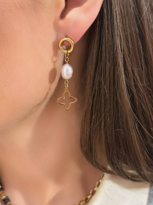 ✨ Freshwater Pearl Stud Earrings