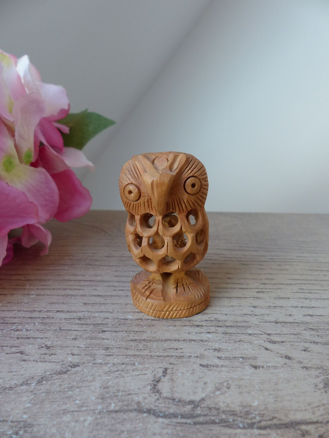 Figurine Miniature Double Chouettes en Bois Undercut, Sculpture en Bois Artisanal Chouette et son Bébé, Cadeau Famille, Naissance, Enfant