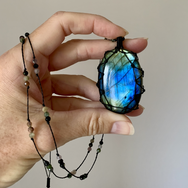 Sautoir, collier, habillé d’une grande Labradorite Rainbow (47x32mm) longueur 45cm