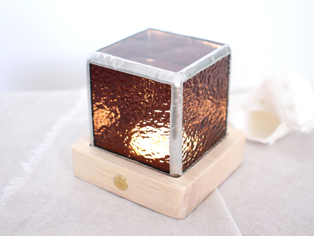 💡Mini Lampe nomade pourpre en vitrail et bois