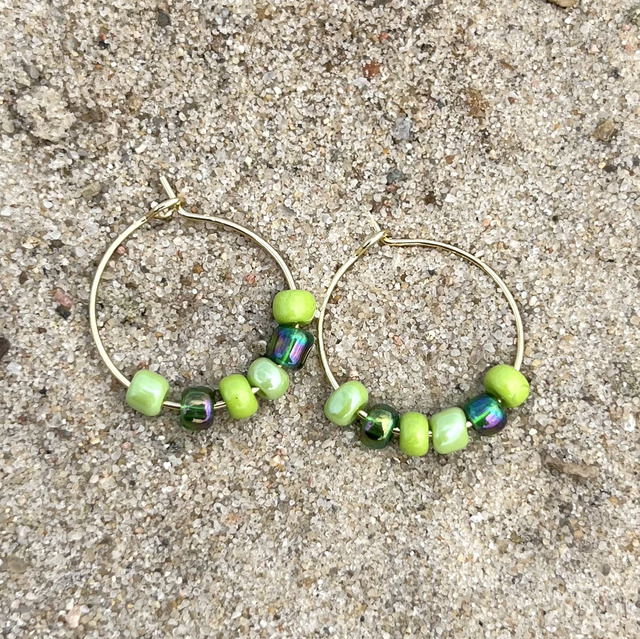 Green Meadow Hoops – Edelstahl-Ohrringe mit Glasperlen in Grüntönen