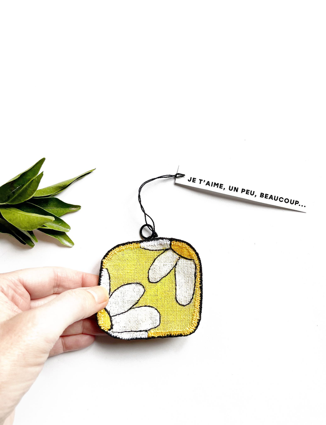 Mini-tableau brodé pâquerette Je t'aime, un peu, beaucoup...