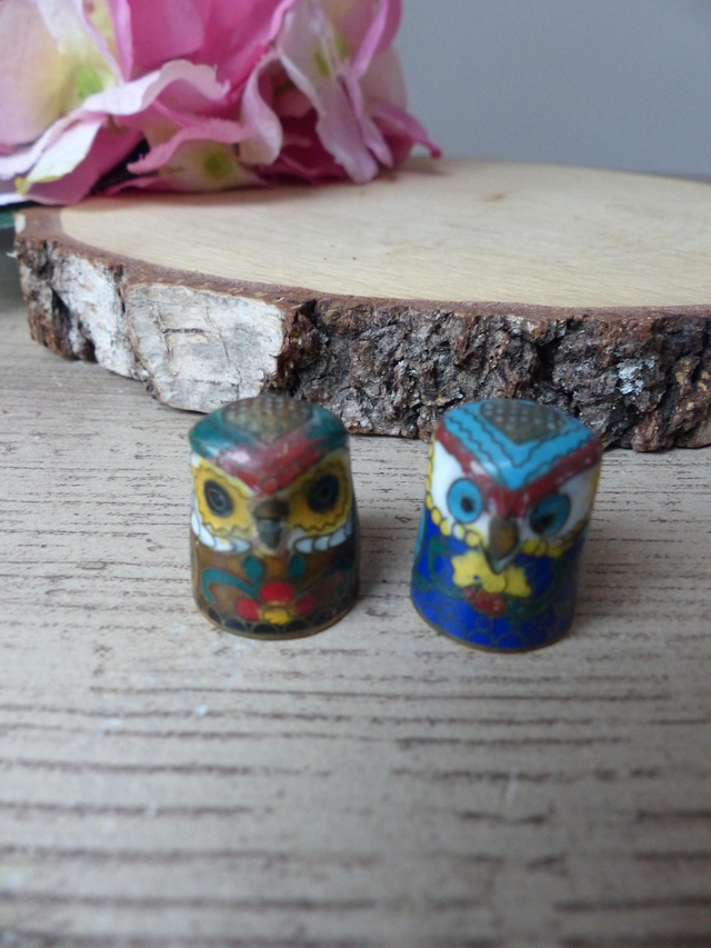 Deux dés à coudre hibou en émail cloisonné - Laiton et émail - Collection animaux miniatures cloisonnés - Cadeau de couture thème chouette