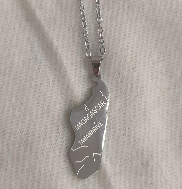 Collier carte Madagascar Tanarive couleur argent