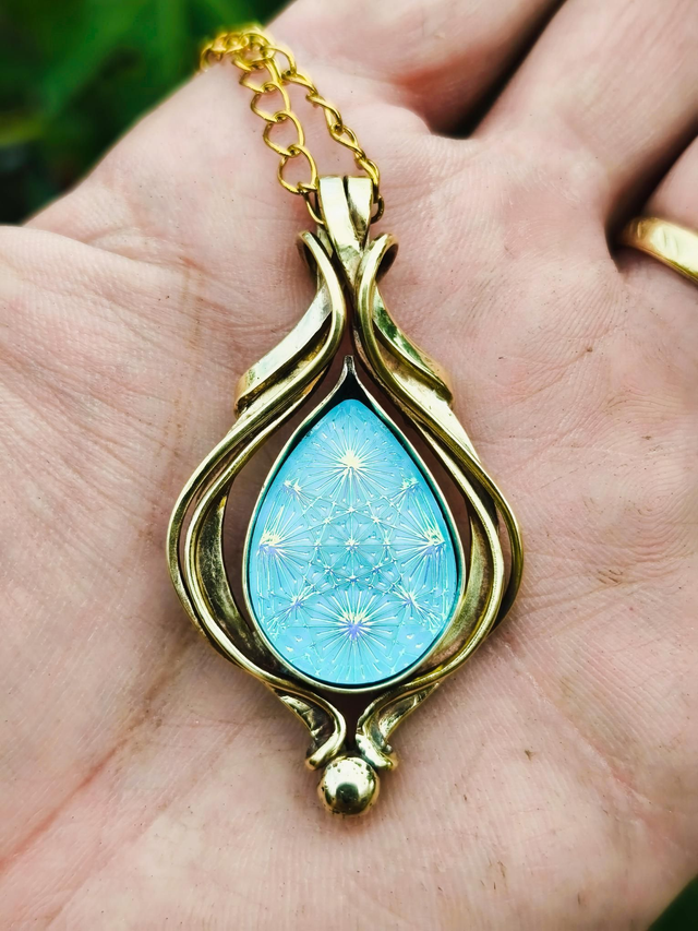Pendentif Talisman « Christ'al » – Laiton Doré & Cristal Turquoise