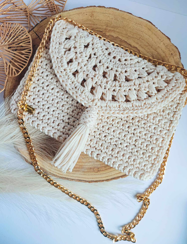 Sac Maya en crochet fait main – style bohème chic, rabat à pompon et chaîne dorée