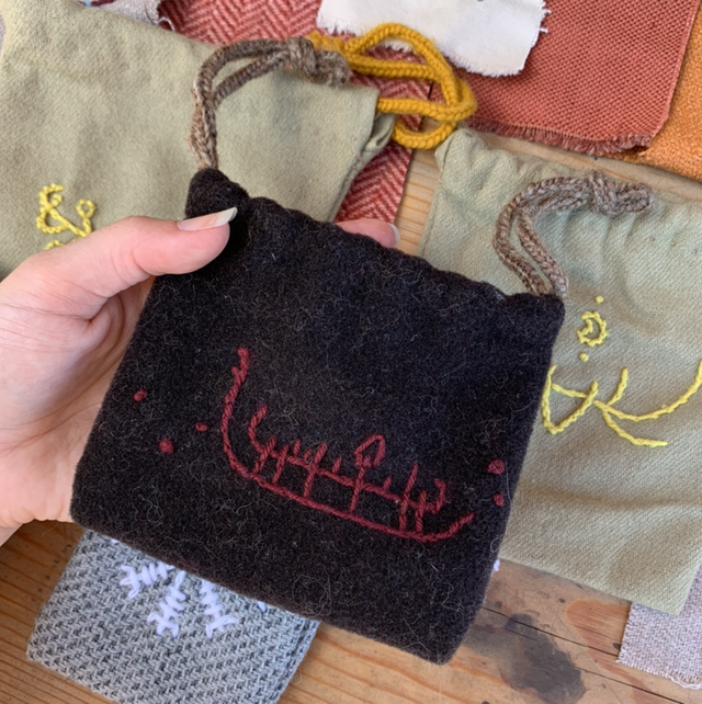 Pochette brodée scandinave - Pétroglyphe