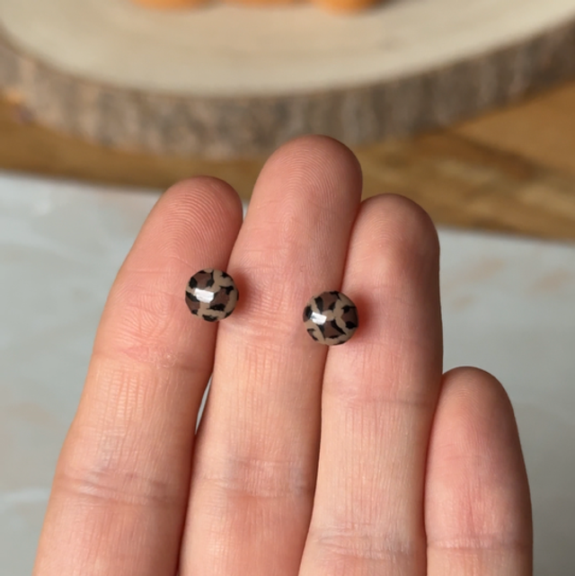 Puces d’oreilles en léopard marron 