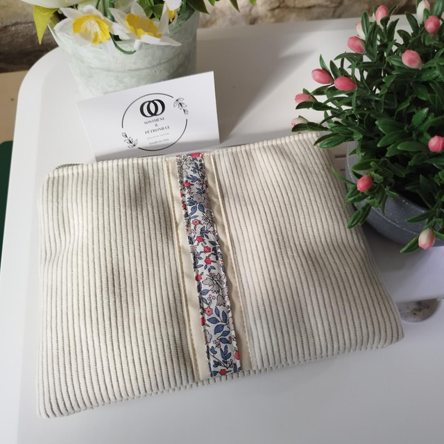 Pochette signature beige clair et fleurs grises 