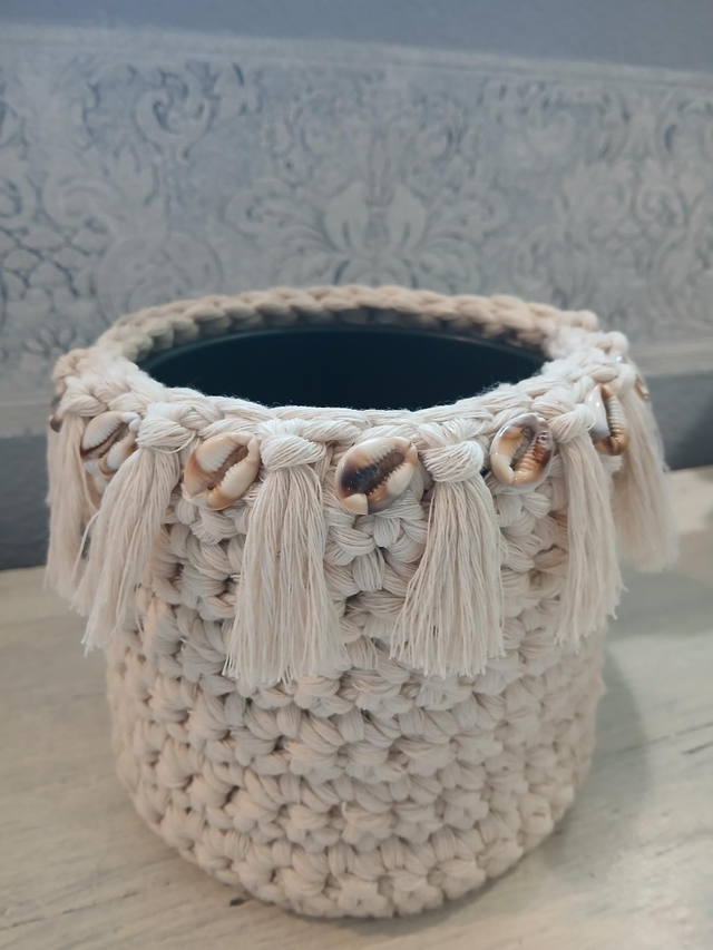 Pot de fleur avec cache-pot en macramé et coquillages synthétiques