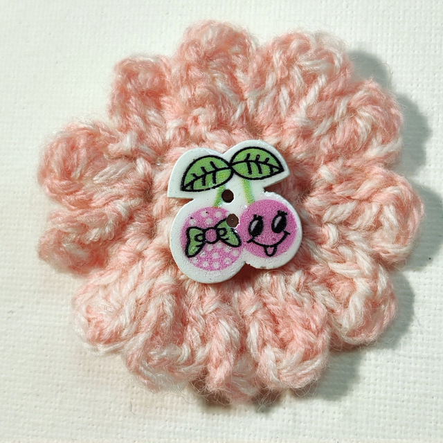 Barrette fleur simple rose blanc crochet bouton cerise pince crocodile