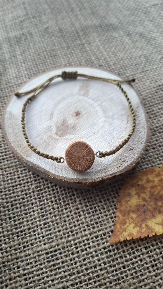 Natürliches geknüpftes Armband mit Holz in der Mitte