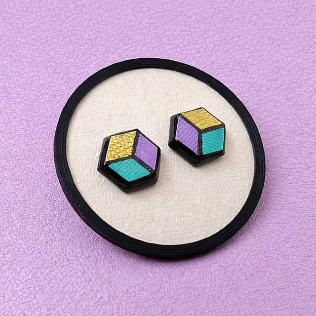 Orecchini a bottone esagonali Manon viola e verde