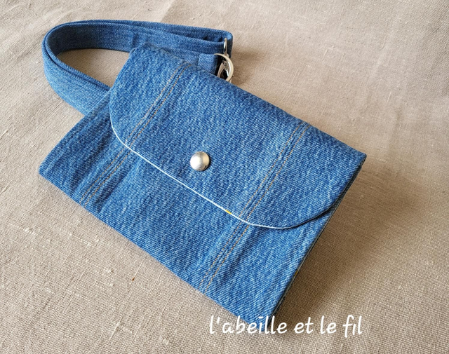 Sac ceinture en jean upcyclé- pâquerettes 