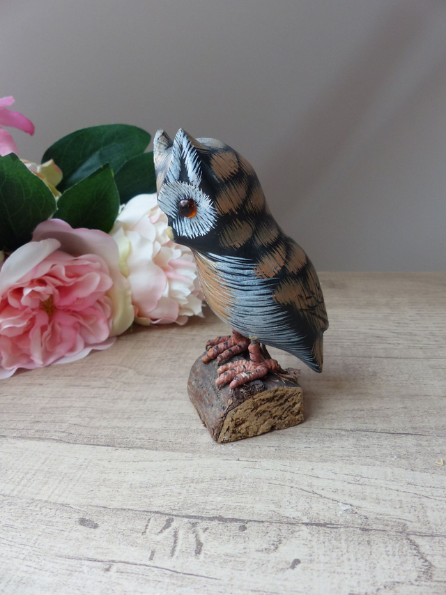 Ancienne statuette décorative hibou sculpté en bois sur socle écorce de bois, cadeau figurine hibou en bois sculpté artisanat d'art vintage