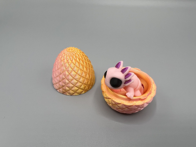 Œuf magique avec sa créature