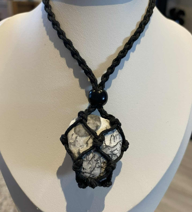 Adjustable necklace containing beach pebble