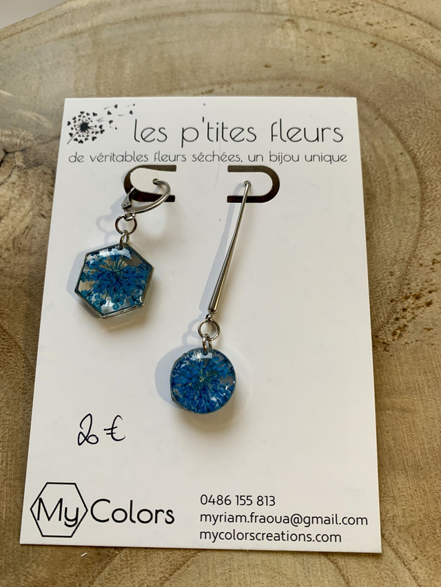 Bleues : boucles d'oreilles asymétriques