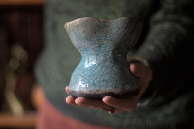 Mug corset ailé turquoise, grès cuisson raku