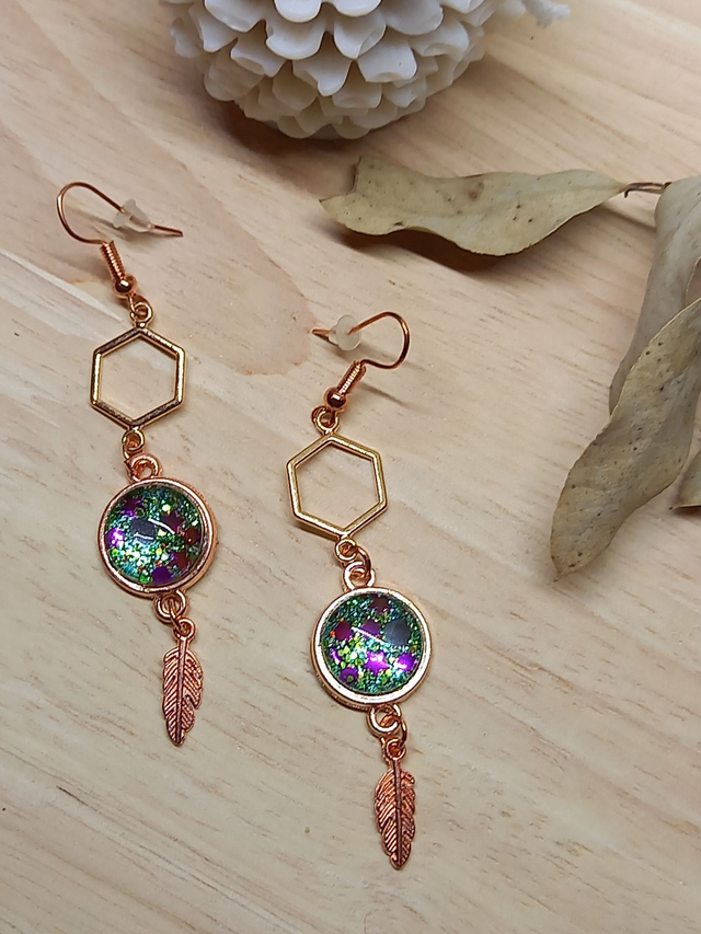 Boucles d&#039;oreilles Cabochon &quot;Paillettes&quot; -  multicolore / or rose-kc / plume