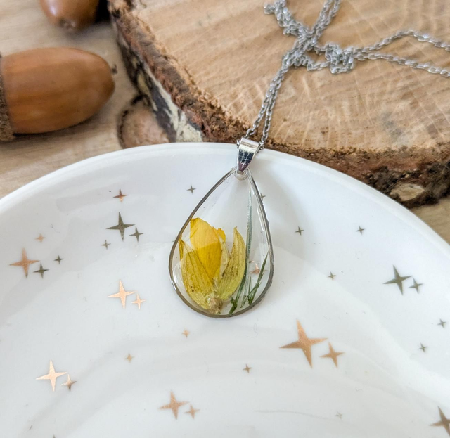 Colgante de resina flor de toxo 