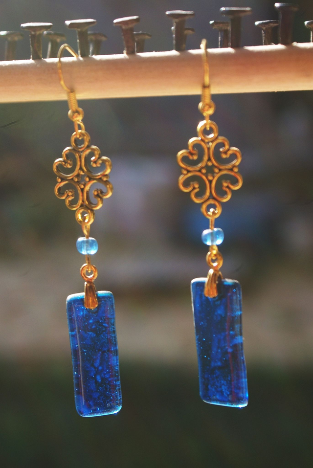 Boucles d&#039;oreilles en verre bleu.  