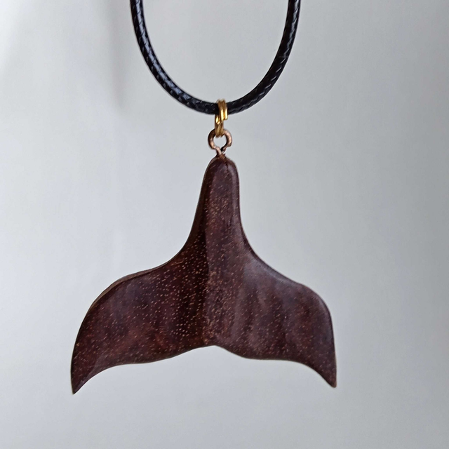 Pendentif queue de baleine