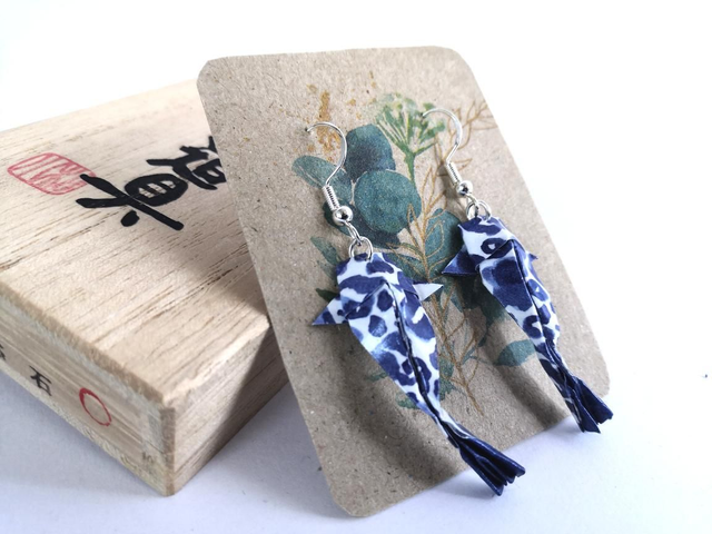 Kawaii Kois in BlauWeiß gepunktet