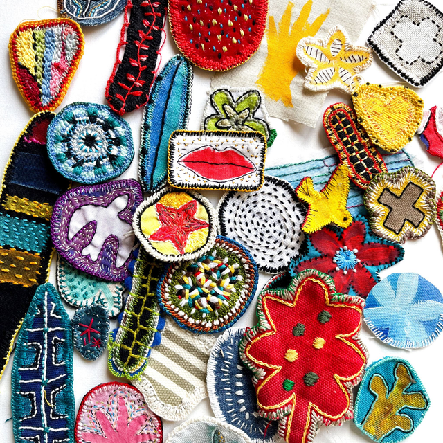 Vide-atelier art textile/lot de 36 pièces peintes et brodées (non terminées)