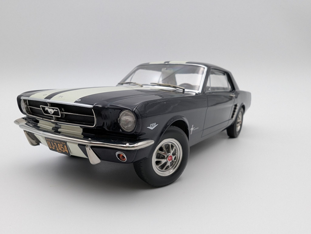 Ford Mustang Coupe 1966 - skala 1:18