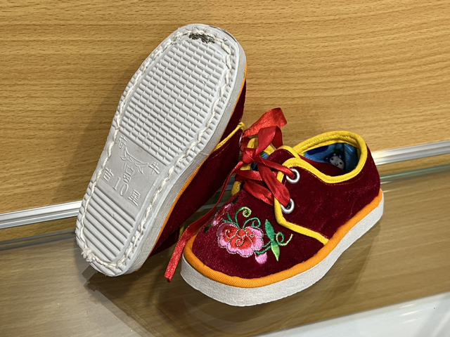 Chausson brodé pour enfant avec lacets aux deux roses. " Fleurs du Dongxian.