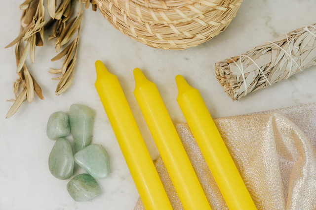 Bougie teintée masse jaune - facilite les demandes d&#039;emploi et d&#039;argent