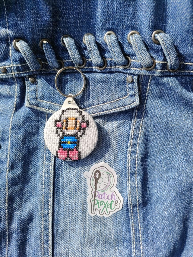 Porte clé brodé à la main pixel art bomberman
