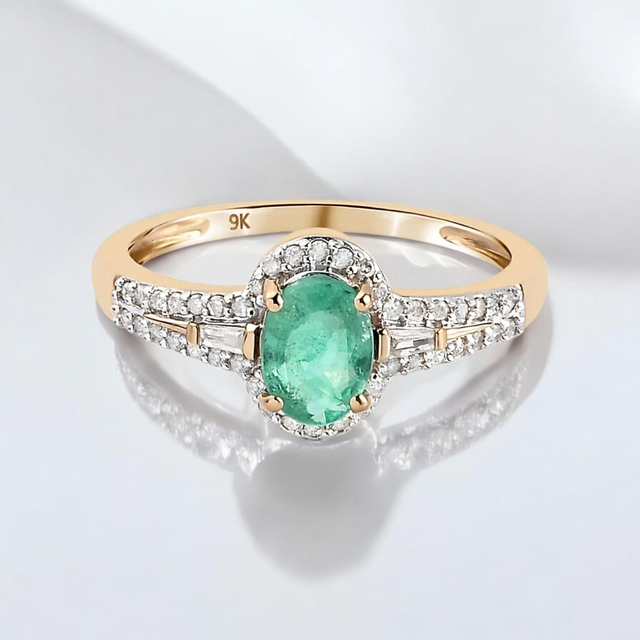 Beautiful Colombian Boyaca Emerald &amp; Natural African Diamonds in 9K Yellow Gold Ring.