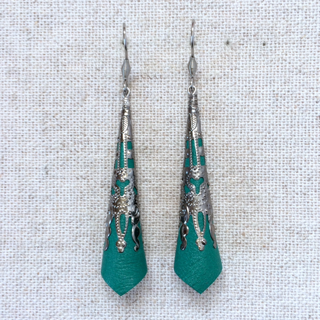 Boucles d’oreilles « Oboe » argentées, cuir vert franc