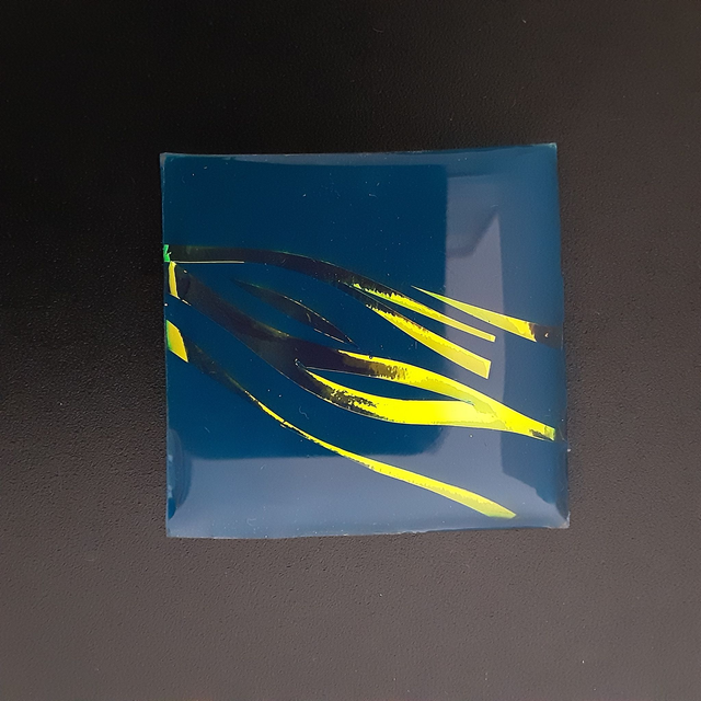 Broche grand carré collection Maritime-fond bleu pétrole et décor irisé vert