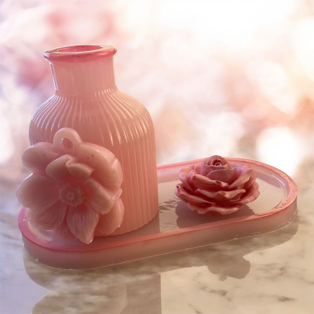 Ensemble décoratif rose : plateau et mini vase en résine et savon parfumé à la rose – création artisanale 