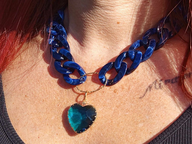 Collier en grosses mailles en acrylique Saagar Ka hrday coeur bleu