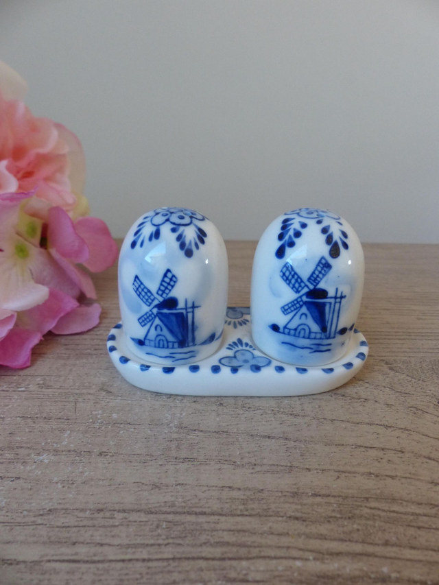 Ensemble Salière et Poivrière Minimaliste avec Plateau – Porcelaine Bleu Indigo, Décor Moulins et Fleurs –Accessoire de Table Déco Chic