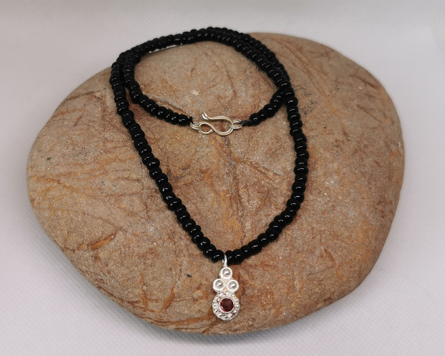 Halskette mit Granat Anhänger