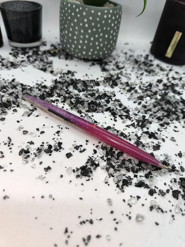 Crayon bicolore rose fuschia et paillettes mauve (encre noire)