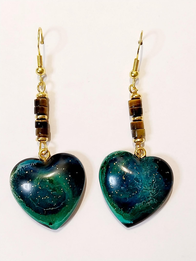 Boucles d’oreilles 'Cœur de Tigresse Verte" – Résine cœur vert &amp; Œil du Tigre – Bijou mystique artisanal