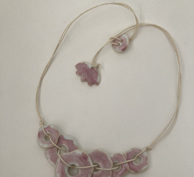 Collier « octobre rose »