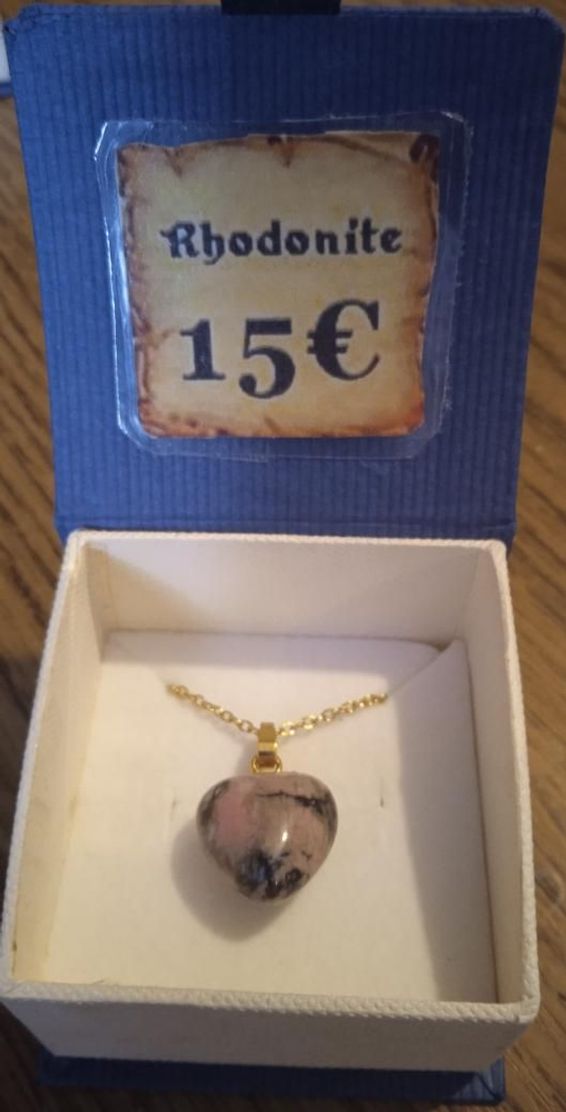 rhodonite (pendentif coeur avec chaîne dorée) 